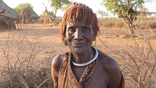 Stammesvolk in Äthiopien im Omo-Tal
