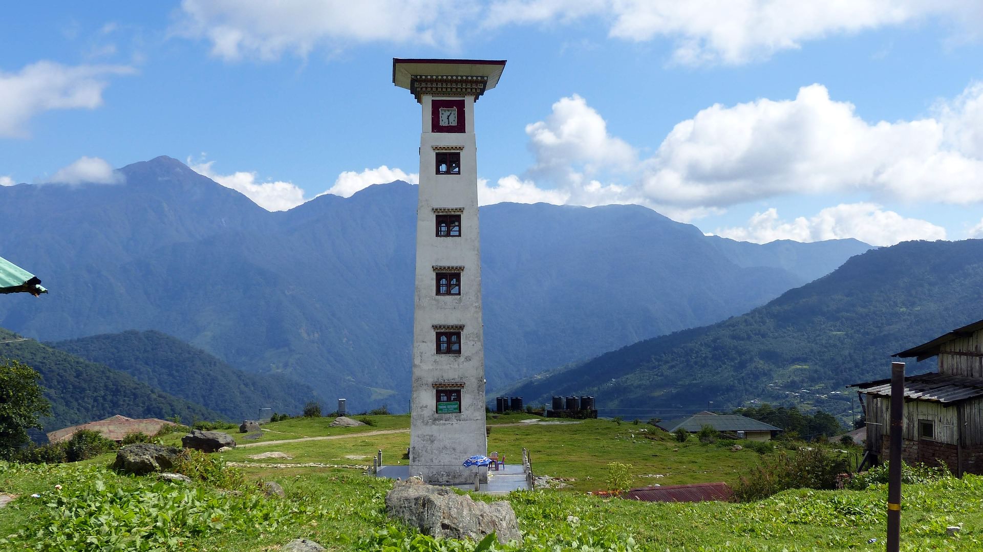 Backpacking in Bhutan - Backpacking In Bhutan LanDschaft Mit T%C3%BCrmchen 