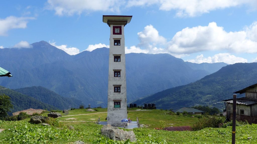 Backpacking in Bhutan - Landschaft mit Türmchen