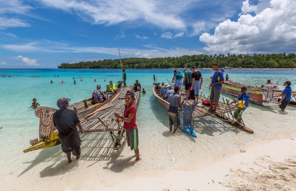 Backpacking in Papua-Neuguinea - Unterwegs auf Auslegerbooten