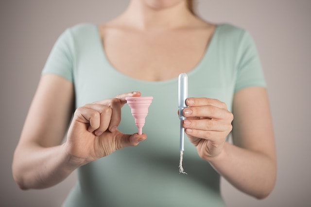 Menstruationstasse und Tampon