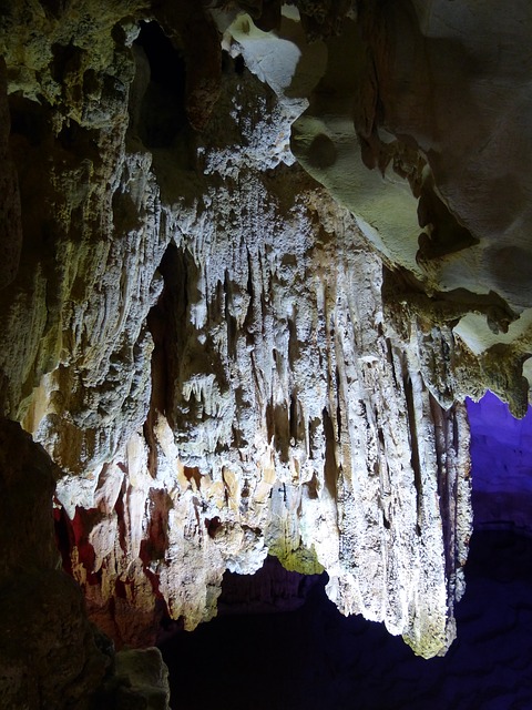 Halong Bay Hoehle