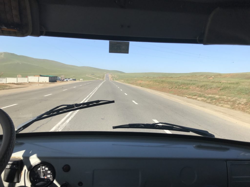 Moderne Nomaden in der Mongolei sind einfach per Handy und langwierig per Minibus zu erreichen