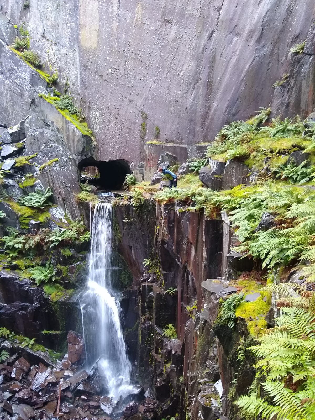 Wasserfall im Schieferbruch