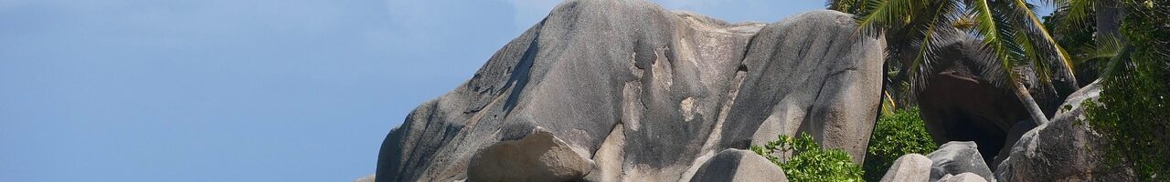 Anse Source d'Argent auf La Digue, Seychellen – Granitfelsen und weißer Sandstrand