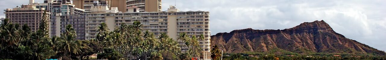 Waikiki Beach mit Blick auf den Diamond Head auf Oahu, Hawaii