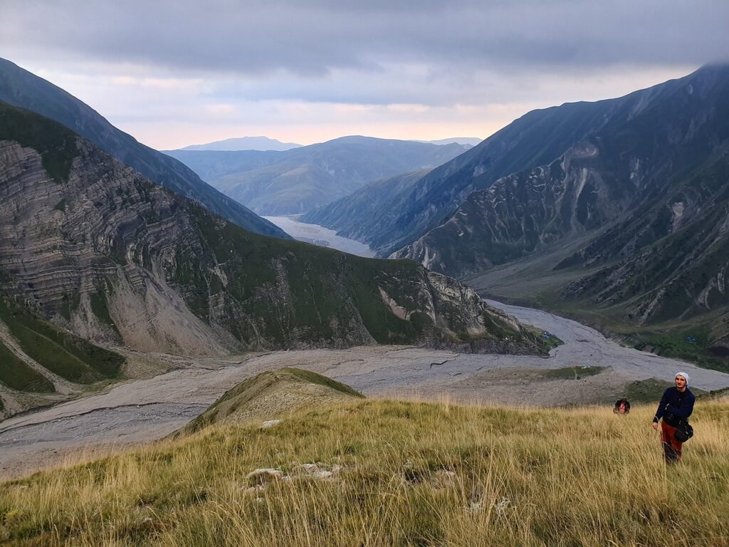 Bergtal im Kaukasus auf dem Weg in die Berge Aserbaidschans