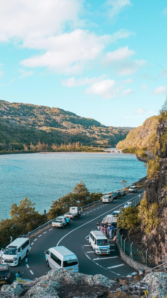 Kleinbusse auf einer Küstenstraße im Süden von Mauritius