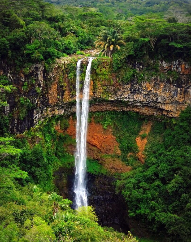 Chamarel Wasserfall im grünen Regenwald der Black River Gorges auf Mauritius
