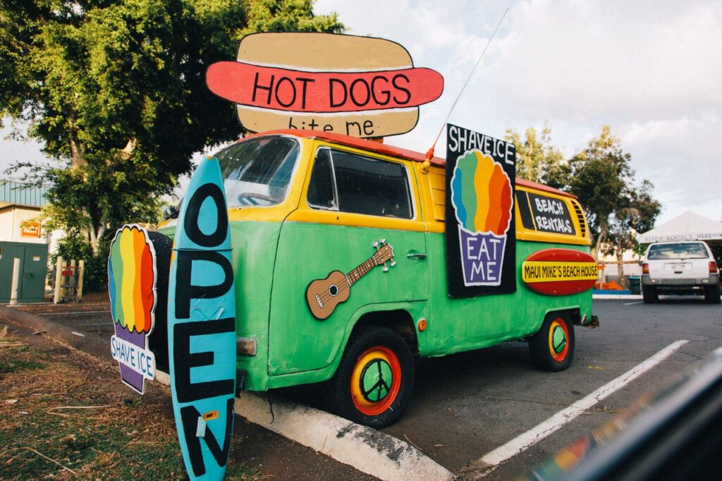 Bunter Food Truck mit Shave Ice und Hot Dogs auf Maui, Hawaii