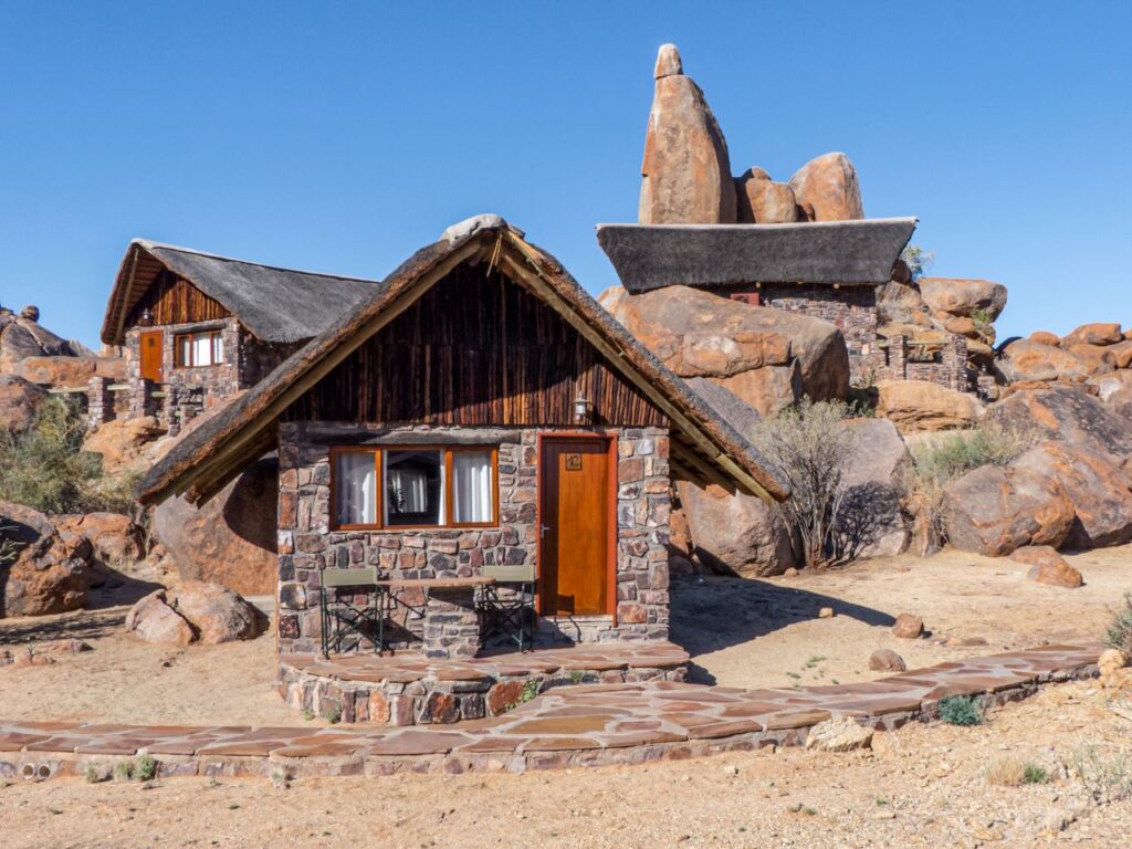 Einfache Lodge im südlichen Afrika, typisch für Gästehauser in Angola