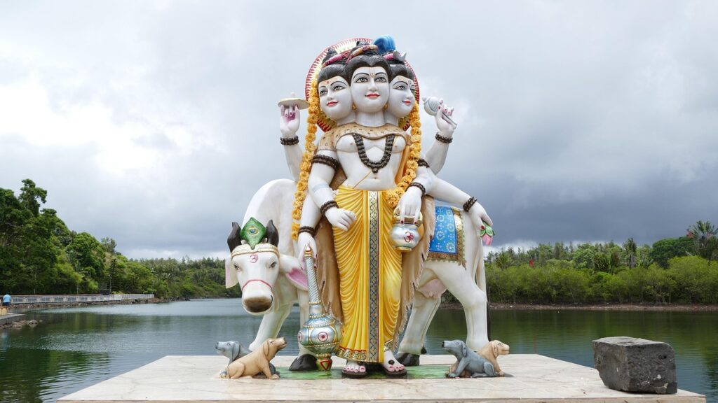 Hindutempel mit Statue am heiligen See Grand Bassin auf Mauritius