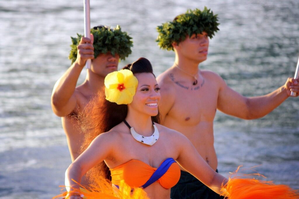 Hula-Tänzerin in traditioneller Tracht auf Hawaii