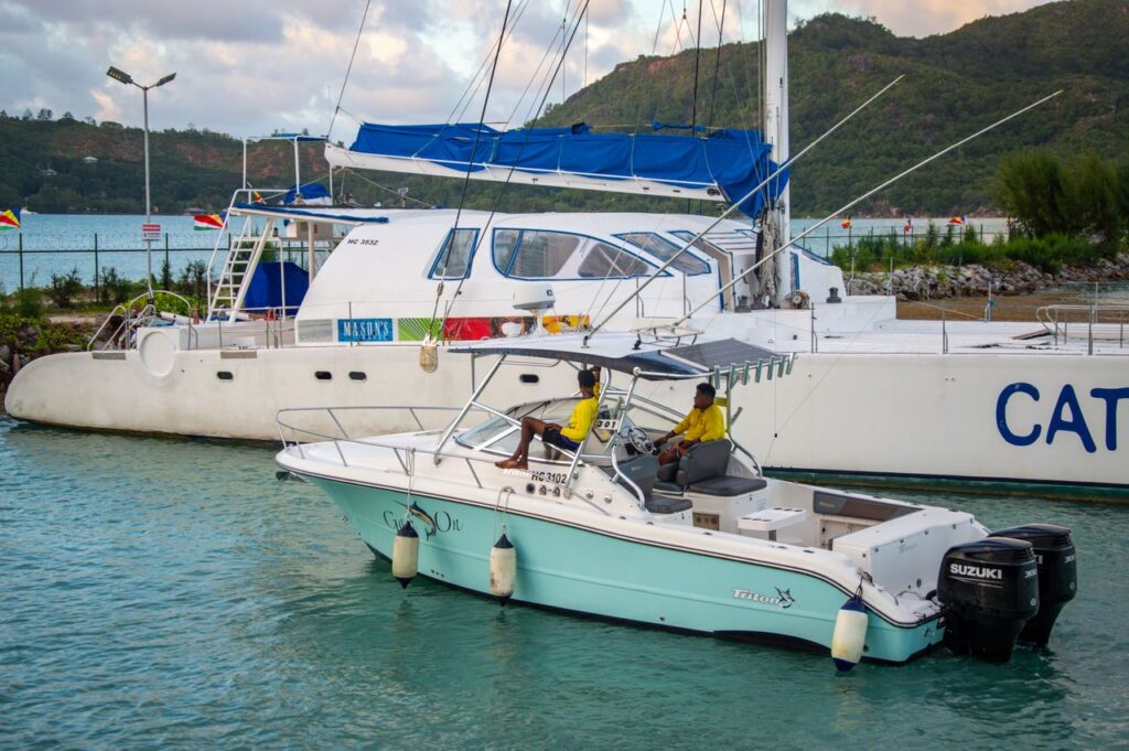 Katamaran und Boote im Hafen, Seychellen – Inselverbindung mit der Fähre