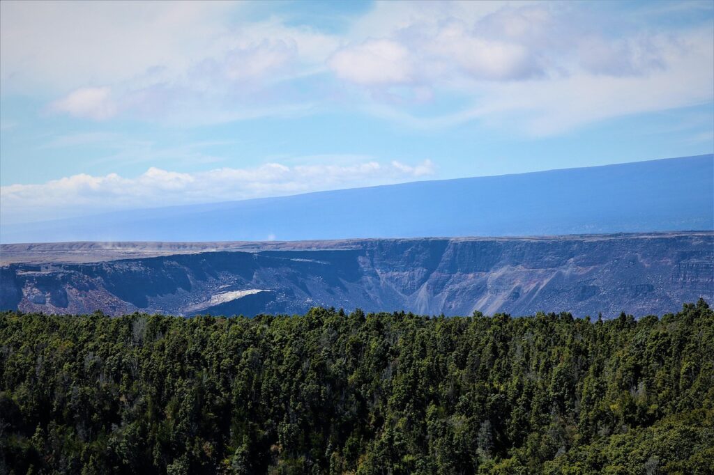Blick auf den Kilauea-Krater im Hawaii Volcanoes Nationalpark