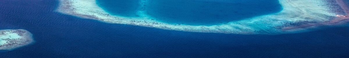 Luftaufnahme einer bewohnten Local Island auf den Malediven im türkisfarbenen Lagunenwasser