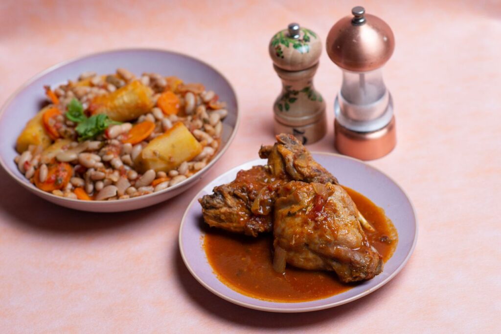 Traditioneller afrikanischer Eintopf mit Hühnchen und Bohnen, ähnlich der angolanischen Muamba de Galinha