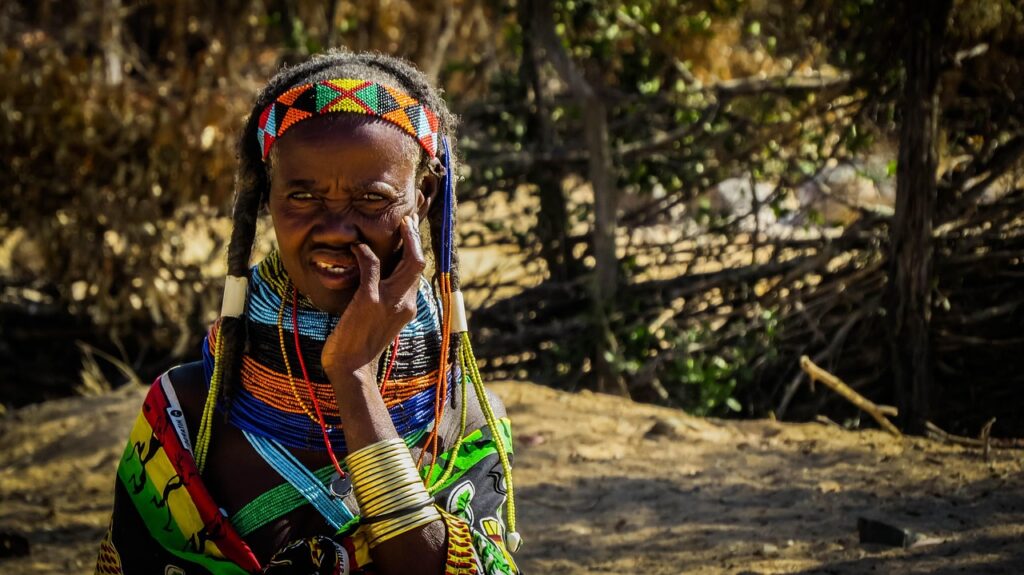 Mwila-Frau mit traditionellem Schmuck im Hochland von Huíla, Angola