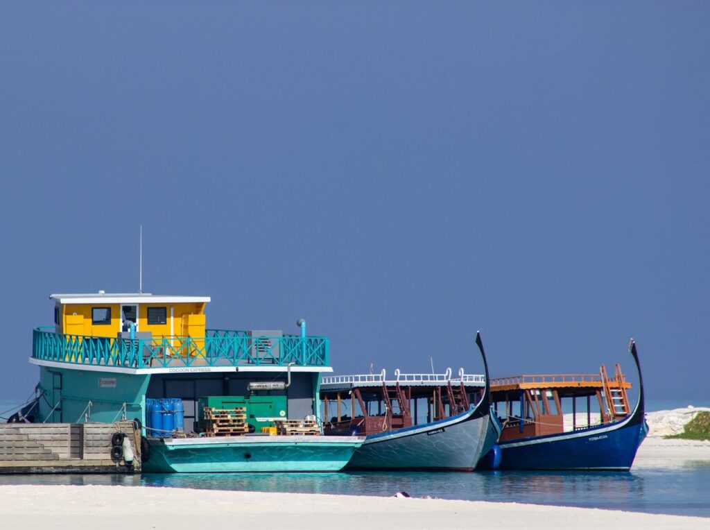 Traditionelle Dhoni-Fähren am Steg einer Local Island der Malediven