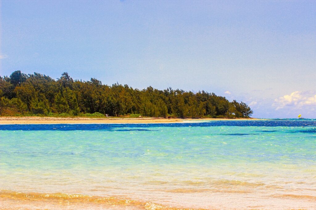 Türkisfarbene Lagune und Traumstrand auf Mauritius