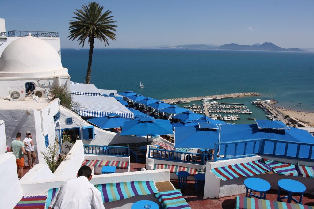 Sidi Bou Said blaue Tueren über dem Meer