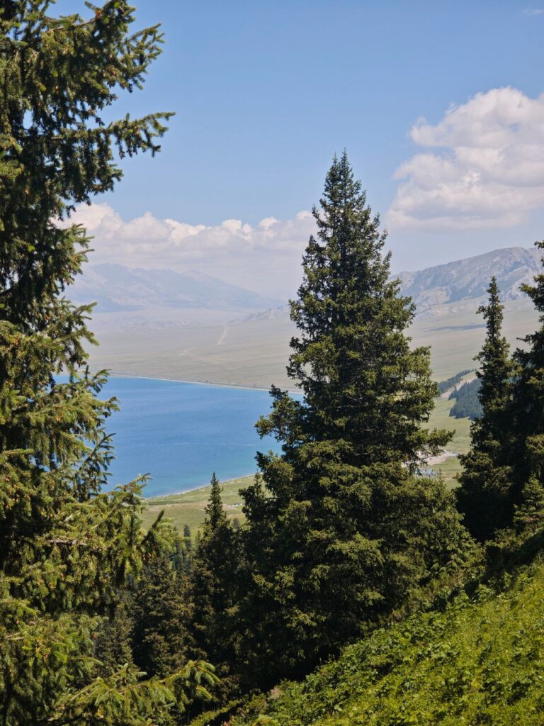Türkisfarbener Bergsee Ala-Köl mit Bergpanorama in Kirgistan