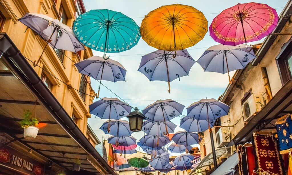 Bunte Regenschirme über einer Gasse im Alten Basar von Skopje