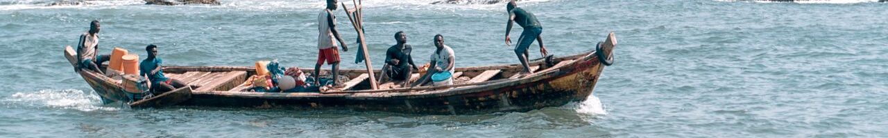 Fischerboot mit Ghana-Flagge an der Küste bei Elmina
