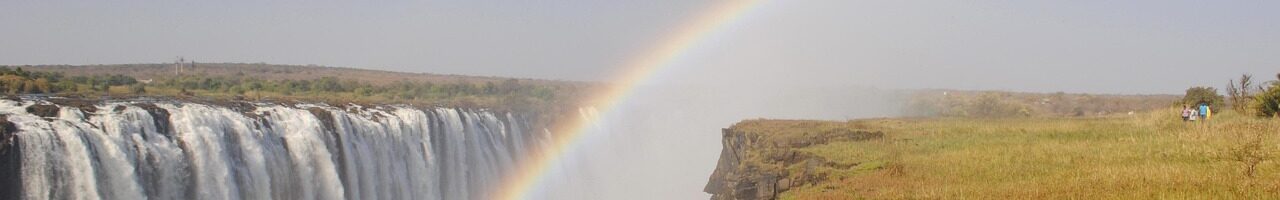 Victoria Falls in Simbabwe mit Regenbogen über dem Wasserfall