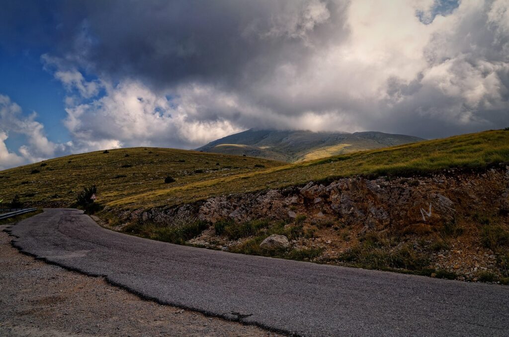 Kurvige Bergstraße auf dem Balkan bei bewölktem Himmel