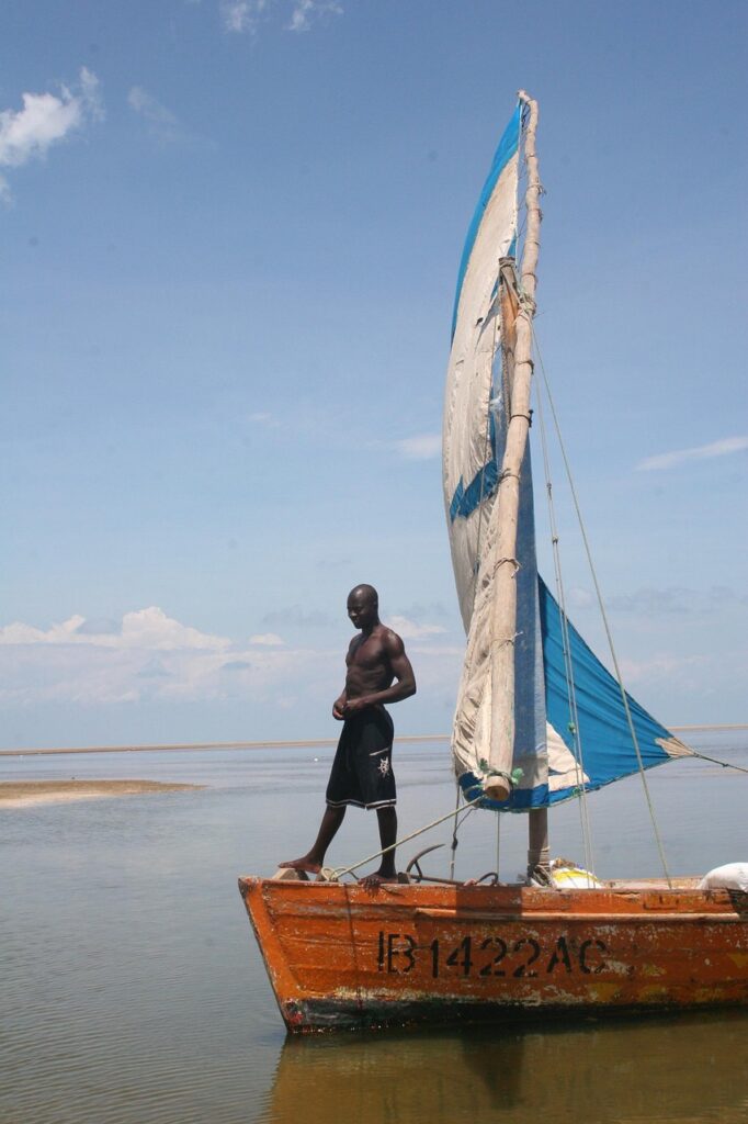 Dhow-Segelboot vor der Küste Mosambiks