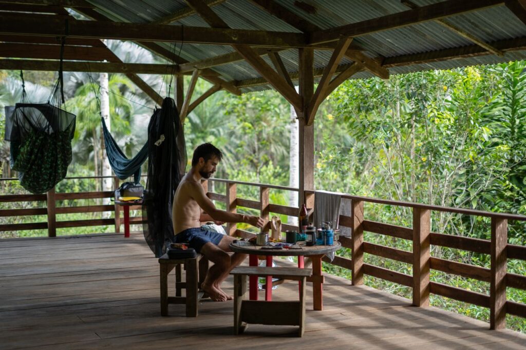 Hängematte auf der Veranda einer Dschungel-Lodge in Suriname