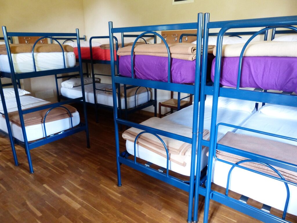 Schlafsaal mit blauen Etagenbetten in einem Backpacker-Hostel