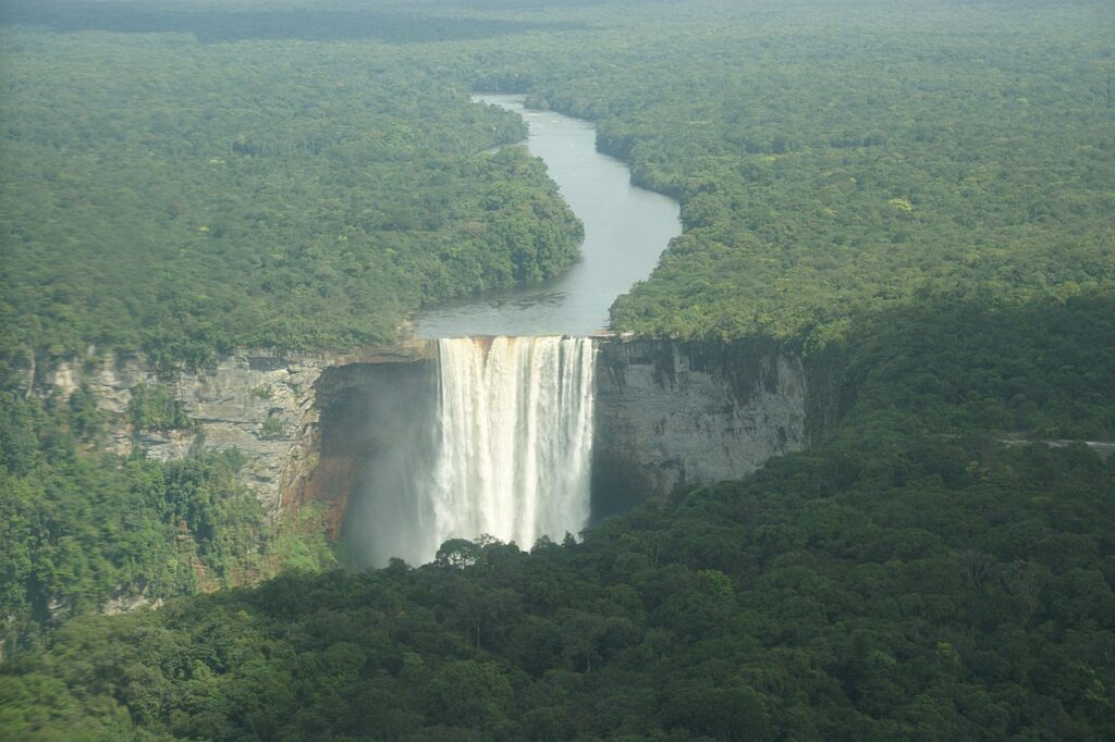 Kaieteur Falls, einer der höchsten Wasserfälle der Welt, in Guyana