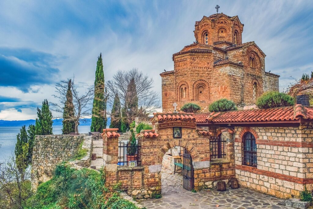 Kirche Sveti Jovan Kaneo am Ufer des Ohridsees in Nordmazedonien
