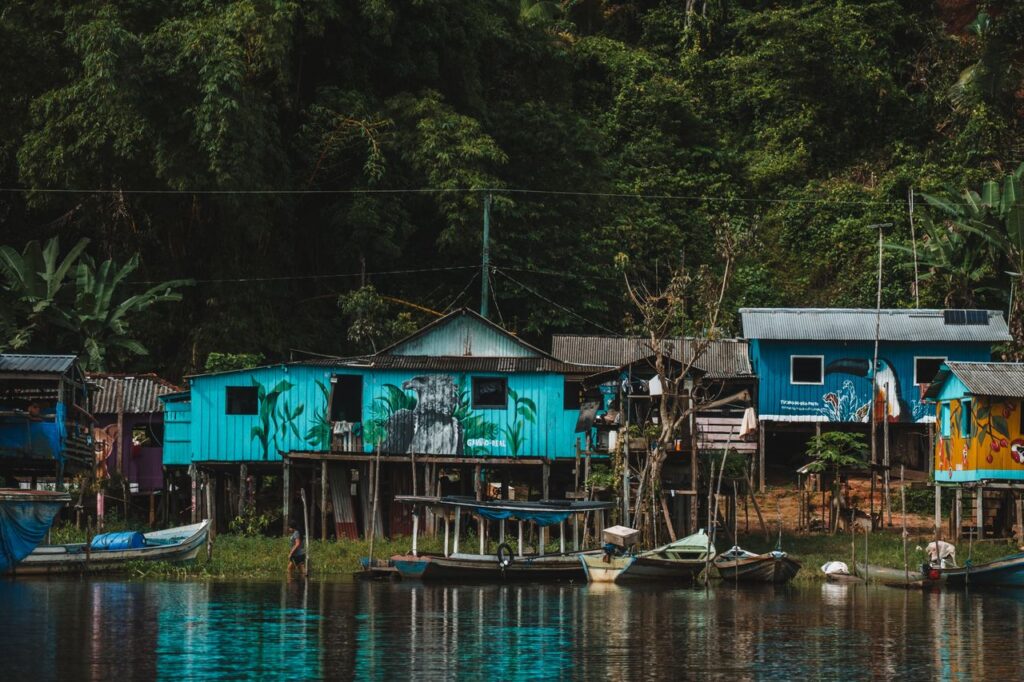 Maroon-Dorf am Fluss im Landesinneren von Suriname