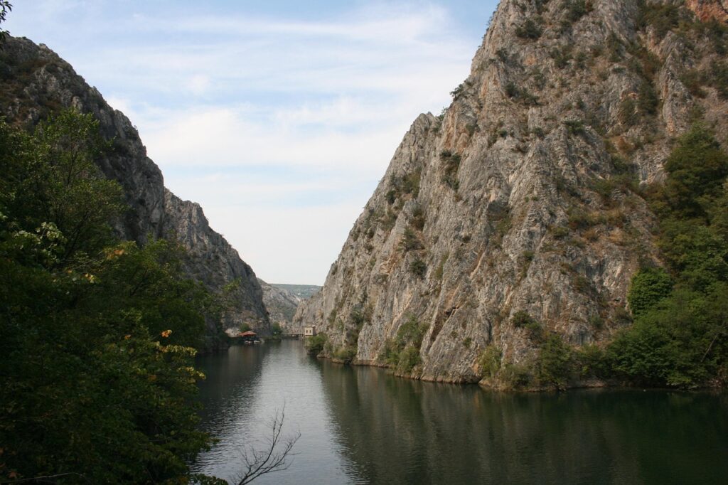 Matka Canyon mit türkisfarbenem Wasser bei Skopje in Nordmazedonien