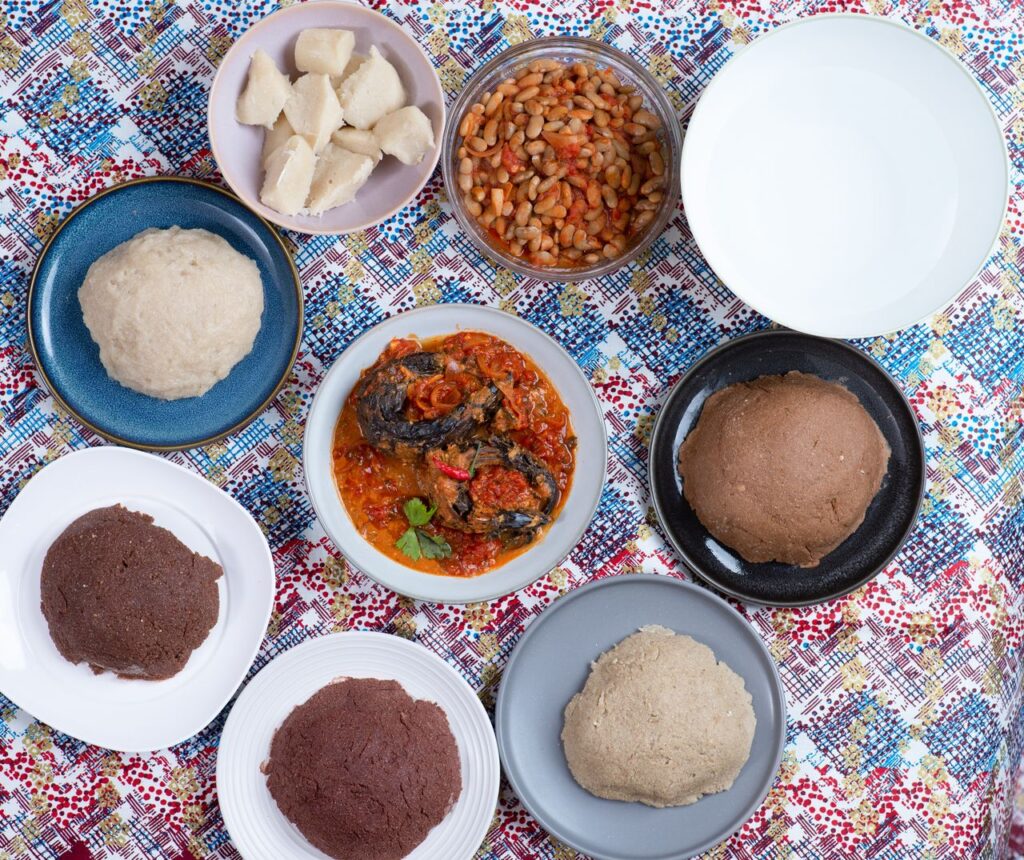 Nshima mit Beilagen, traditionelles Essen in Sambia