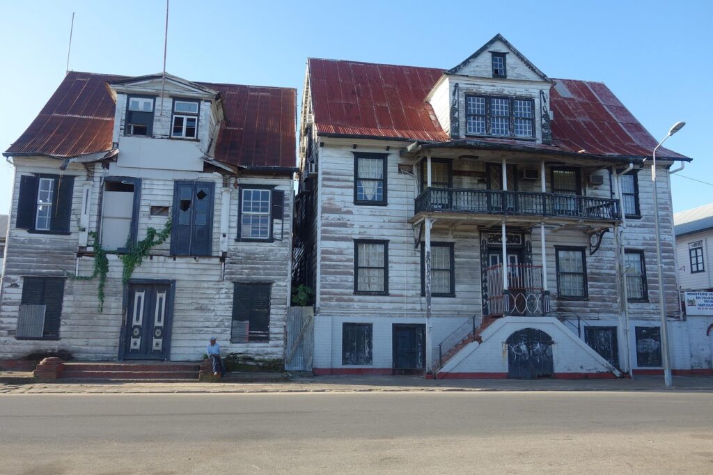 Historisches Holzhaus mit Kolonialarchitektur in Paramaribo, Suriname
