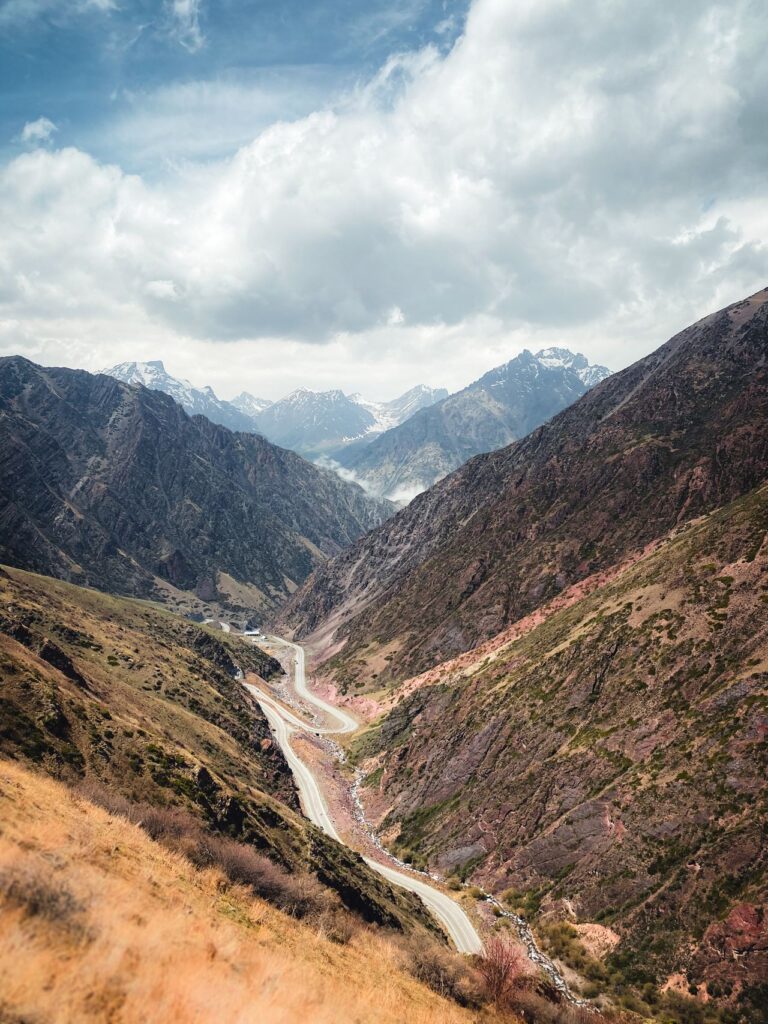 Passstraße durchs Tienschan-Gebirge in Kirgistan
