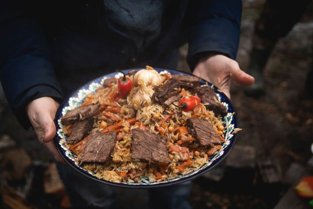 Plov, das kirgisische Nationalgericht mit Reis und Karotten
