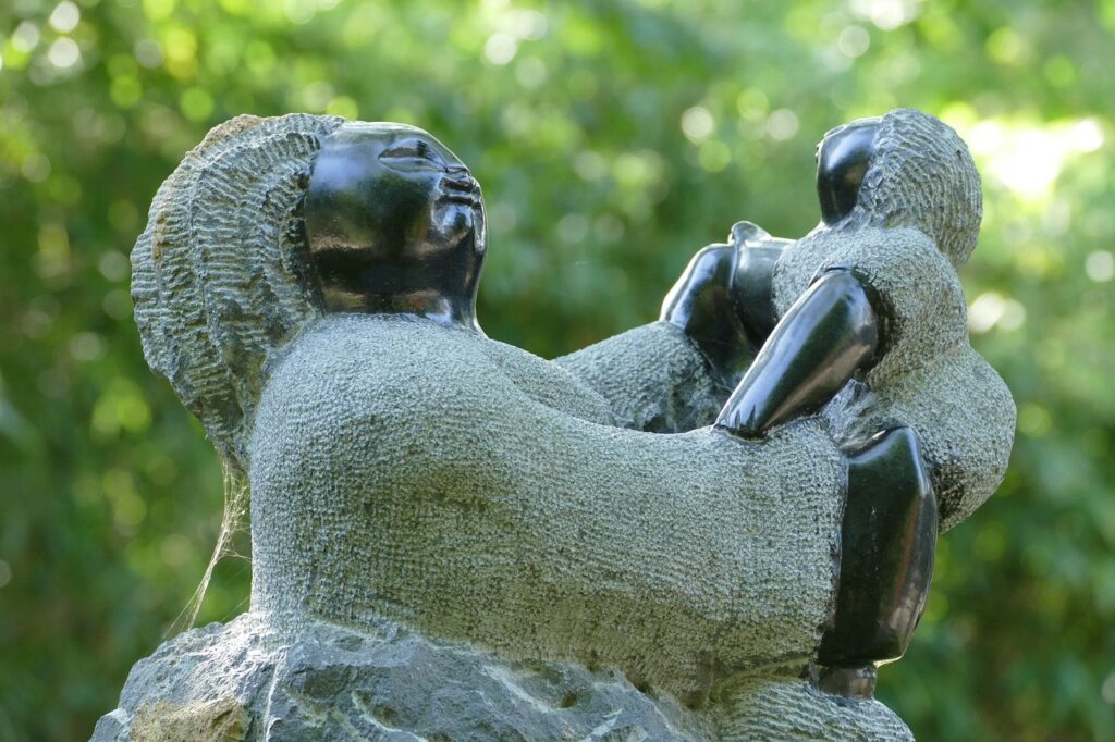Shona-Steinskulptur aus Simbabwe, traditionelle Bildhauerkunst
