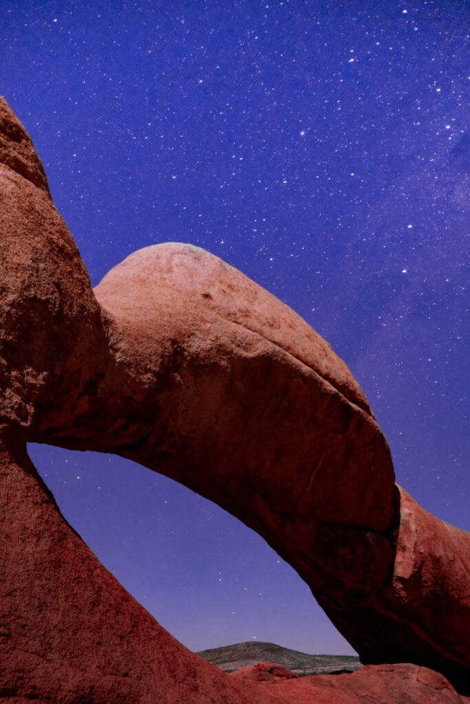Spitzkoppe bei Nacht mit Sternenhimmel in Namibia