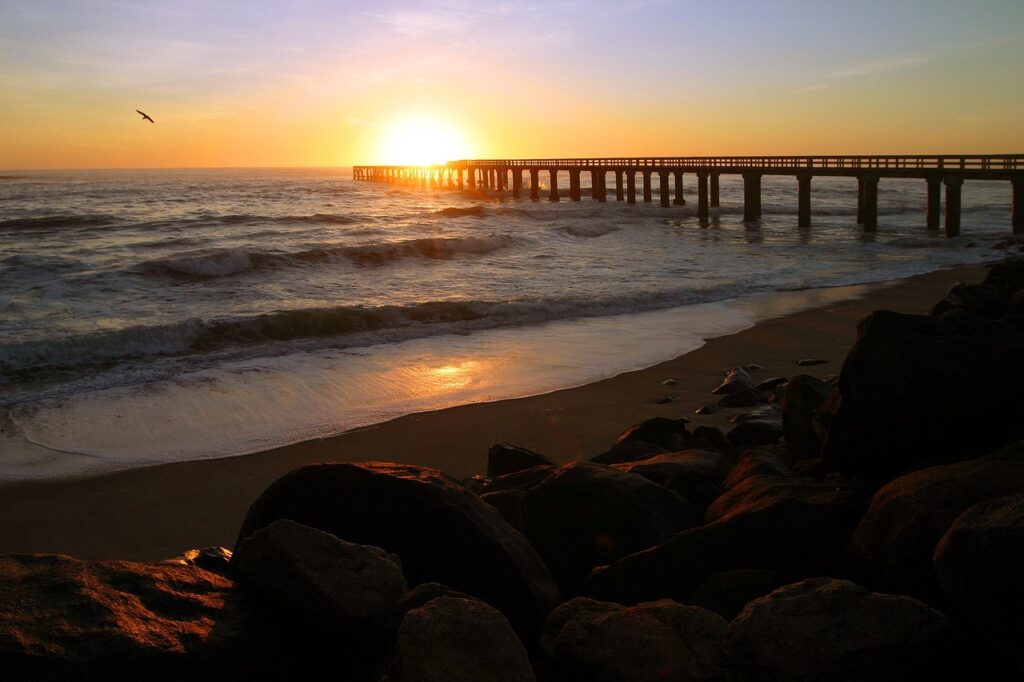 Steg von Swakopmund am Atlantik bei Sonnenuntergang