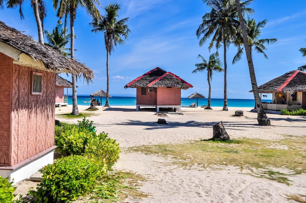 Strandhütte mit Palmen an einem Strand in Mosambik