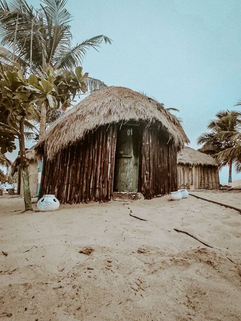 Strandhütte mit Palmdach an der Westküste Ghanas