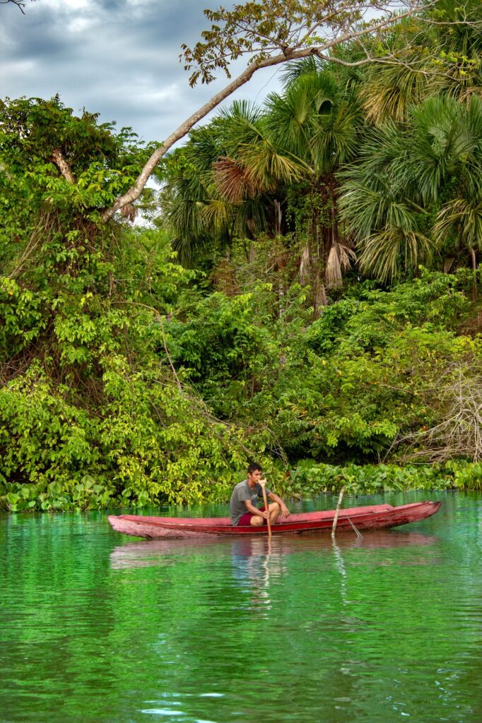 Kanufahrt auf einem Fluss durch den Regenwald in Suriname