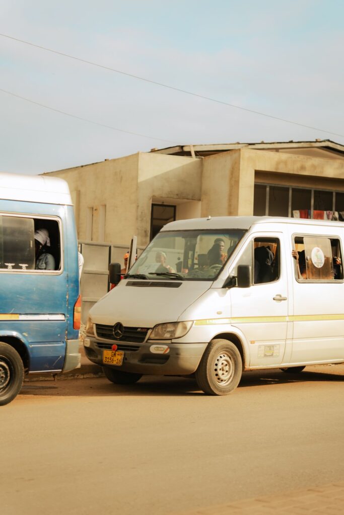 Tro-Tro Minibusse an einem Lorry Park in Accra, Ghana