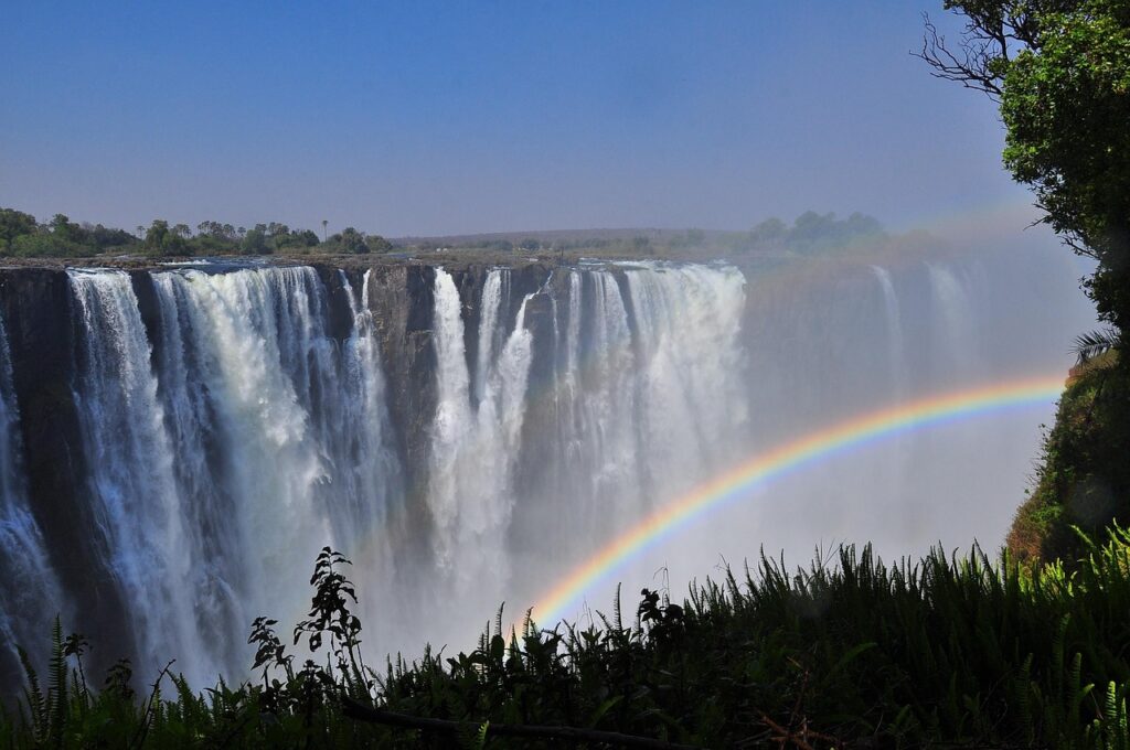 Regenbogen über den Victoria Falls in Sambia