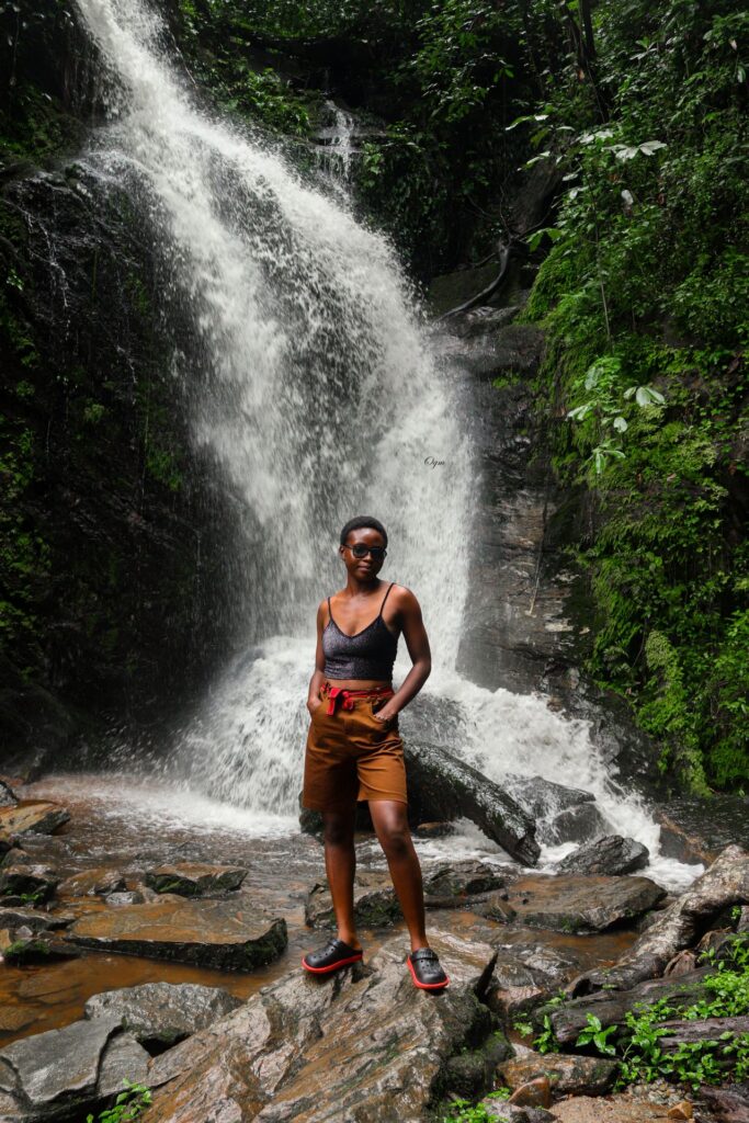 Reisende an einem Wasserfall in Ghana